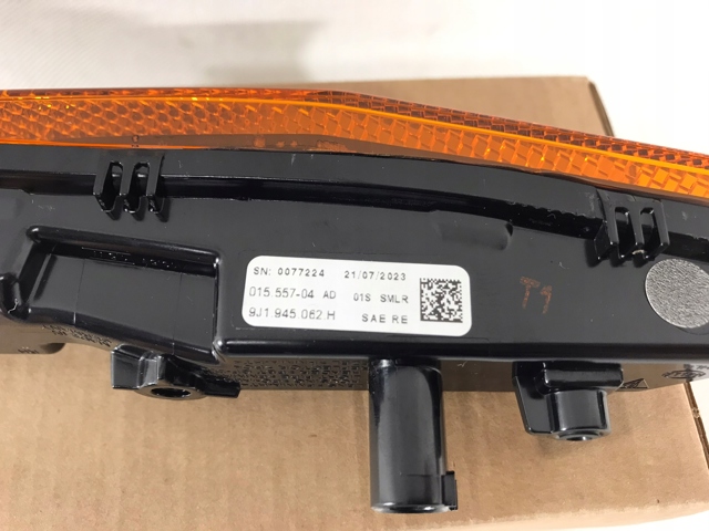 Повторитель поворота на крыле правый Porsche 9J1945062H цена, от 56.50 USD