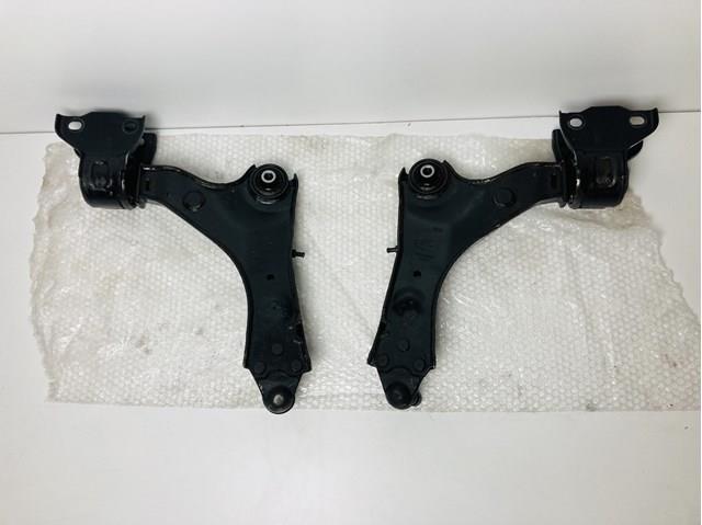 LR086107 Land Rover Рычаг передней подвески нижний, правый