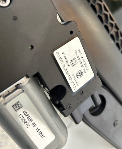 561877071A VAG Стекло люка крыши