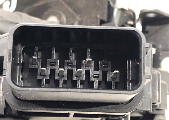 Compre 6M2AR21813EB Ford Fecho da porta dianteira esquerda