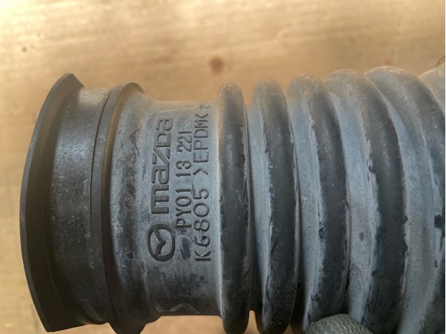 Патрубок воздушный, выход воздушного фильтра Mazda PY0113221 цена, от 6.33 USD