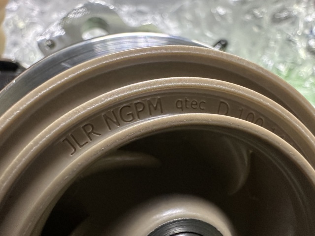 Купить 104123463 Land Rover Насос охлаждения