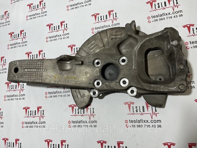 Купить 104305200A Tesla Цапфа поворотная левая