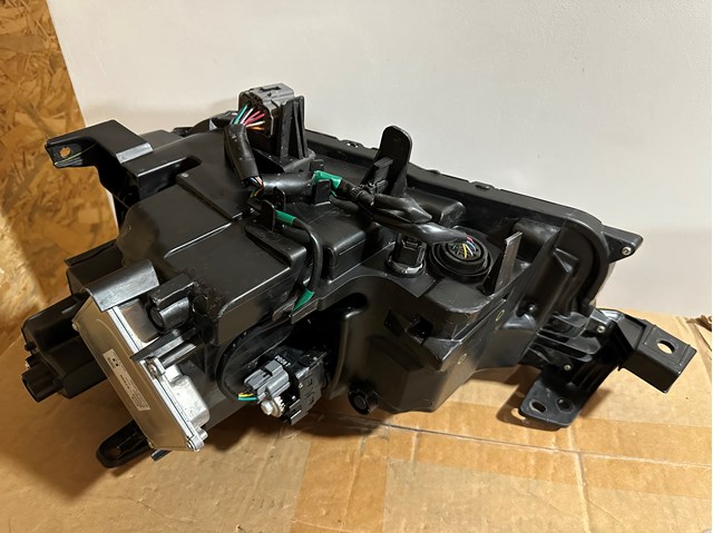 Фара правая Mazda DGJ151030B