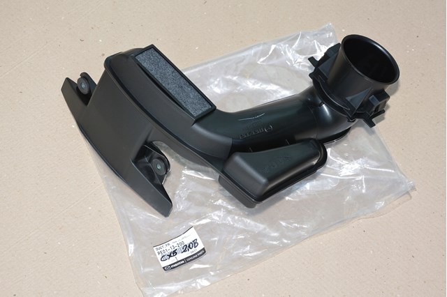 Воздухозаборник Mazda PE0113200