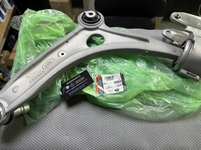 Купить LR166006 Land Rover Нижний правый рычаг передней подвески