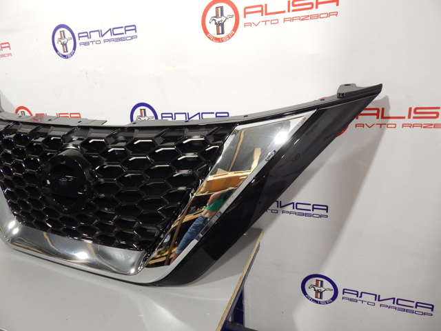 Решетка радиатора 623109UF0D Nissan/Infiniti