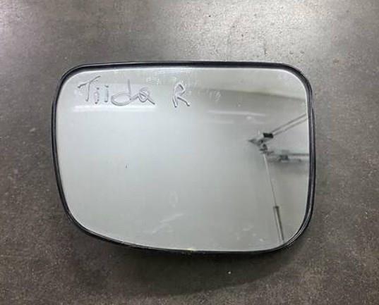 Зеркальный элемент зеркала заднего вида правого на Nissan Tiida SC11X