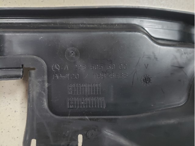 Правый дефлектор радиатора A2235053000 Mercedes