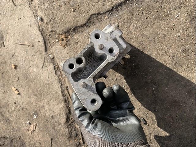 Кронштейн подушки (опоры) двигателя левой 9805300680 Peugeot/Citroen