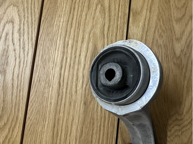 Нижний рычаг 8K0407696J VAG