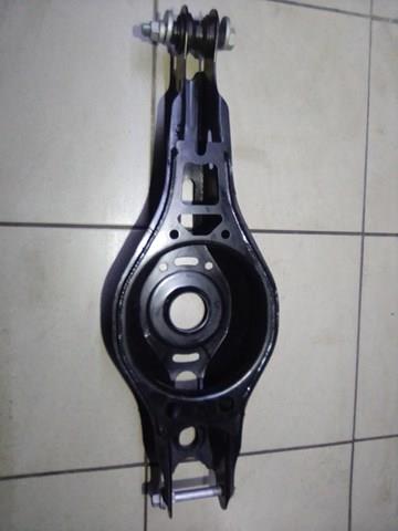 4873047010 Toyota braço oscilante inferior esquerdo de suspensão traseira/direita