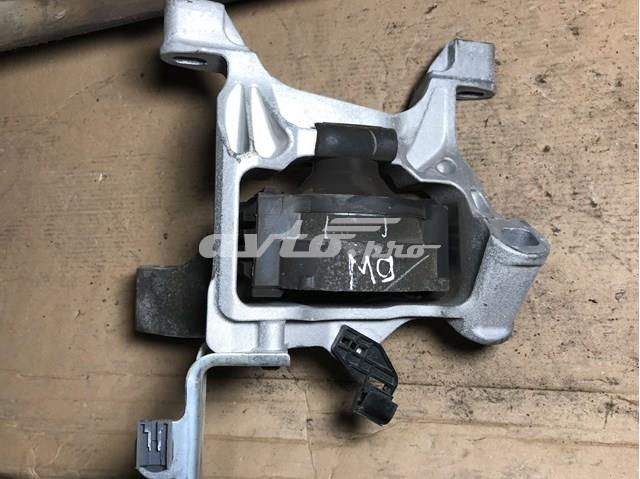 Правая подушка двигателя TK7839060 Mazda
