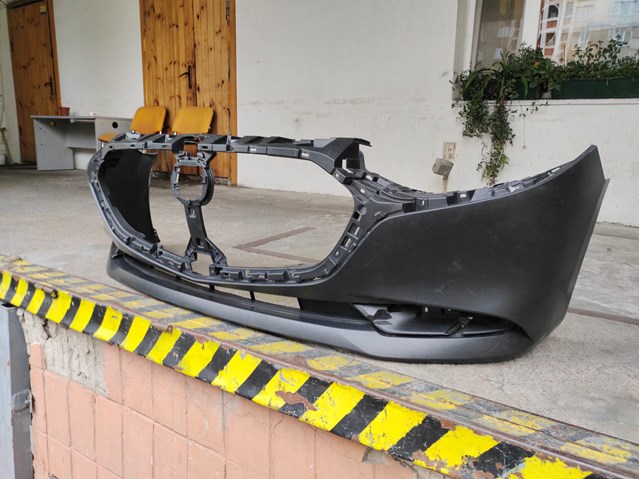 Передний бампер BCKA50031EBB Mazda