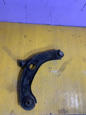 Нижний рычаг D24H34300A Mazda