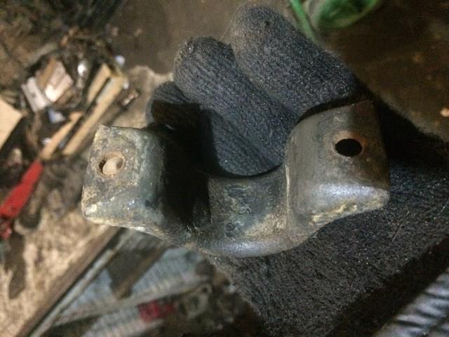 Хомут крепления втулки стабилизатора, переднего Mercedes A6389950010