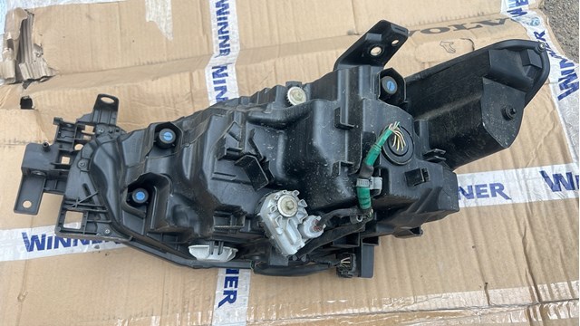 Правая фара GSJ451031A Mazda