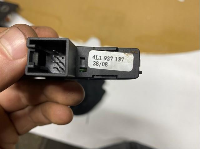 Кнопка включения аварийного сигнала на Audi Q7 4L