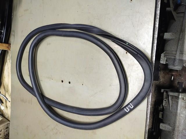 EJ7Z7820708A Ford Уплотнитель двери передней (на кузове)