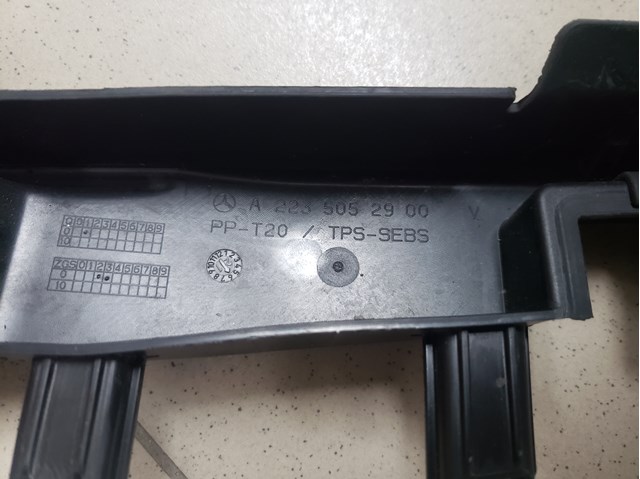 Левый дефлектор радиатора A2235052900 Mercedes