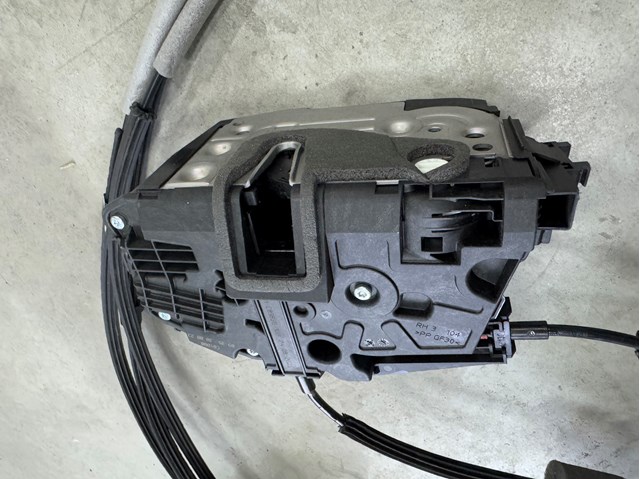Замок двери боковой/сдвижной Ford 2539739