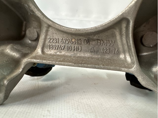 Кронштейн подушки КПП 22316796613 BMW