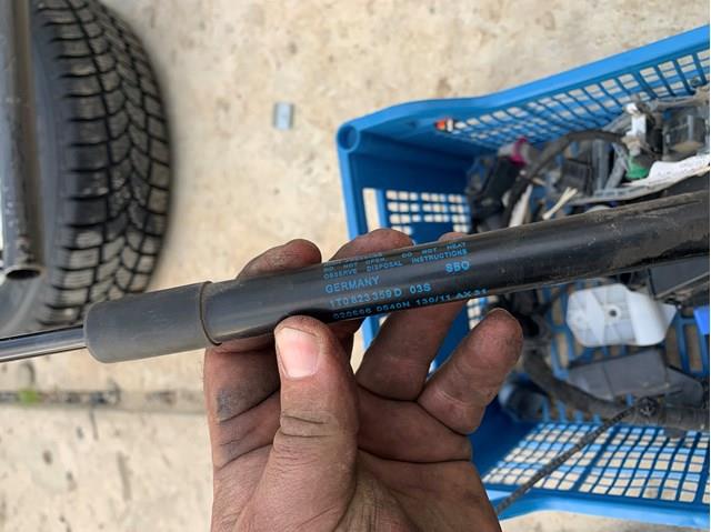 1T0823359D VAG Amortecedor da capota