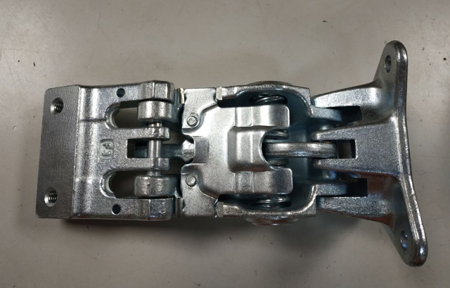 Петля двери задней (распашной) 5801528686 Iveco