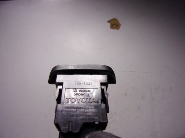 Botão de ativação do sinal de emergência para Toyota Yaris  P21