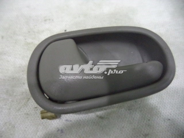 D06159330B05 Mazda maçaneta interna esquerda da porta dianteira