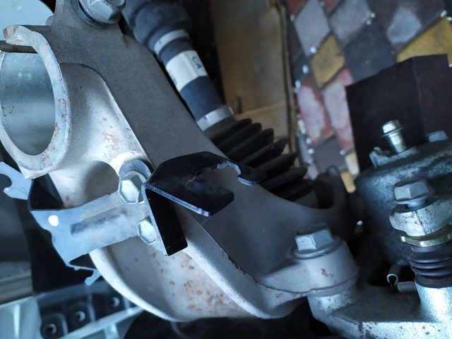 Кулак поворотный передний правый Nissan/Infiniti 400146RR0A