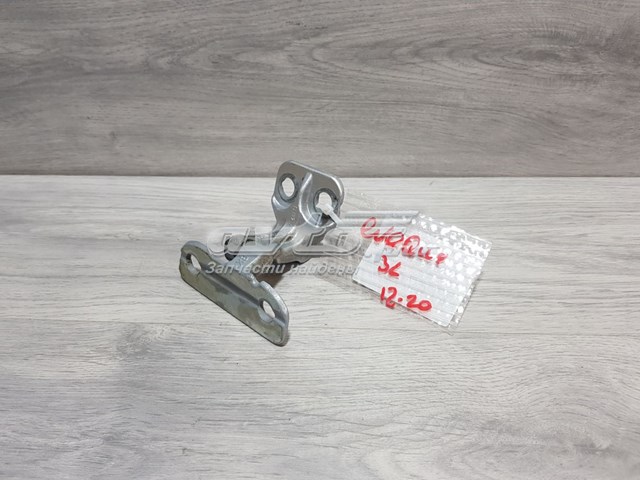 LR025385 Land Rover Петля передней двери левая