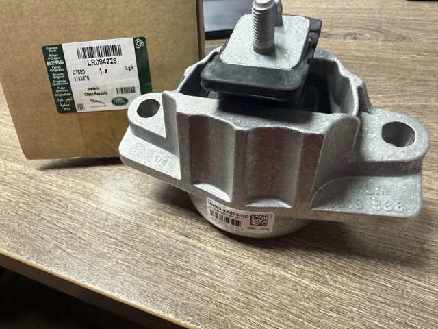LR094226 Land Rover Подушка (опора) двигателя, левая