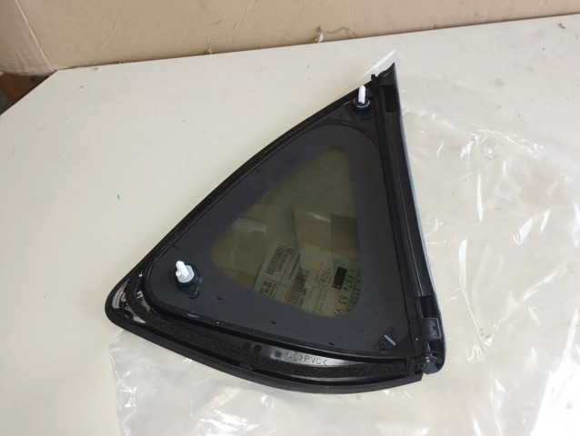 KB7W63950A9D Mazda Стекло кузова/багажного отсека, левое