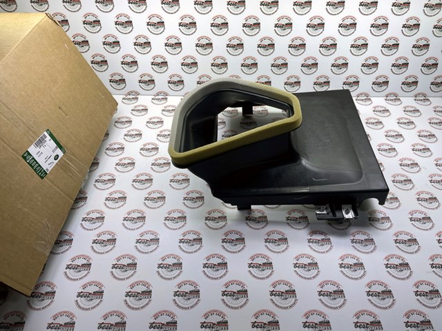 Купить LR137976 Land Rover Правый дефлектор радиатора