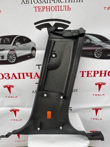 Обшивка стойки кузова внутренняя средняя нижняя левая 149462398B Tesla