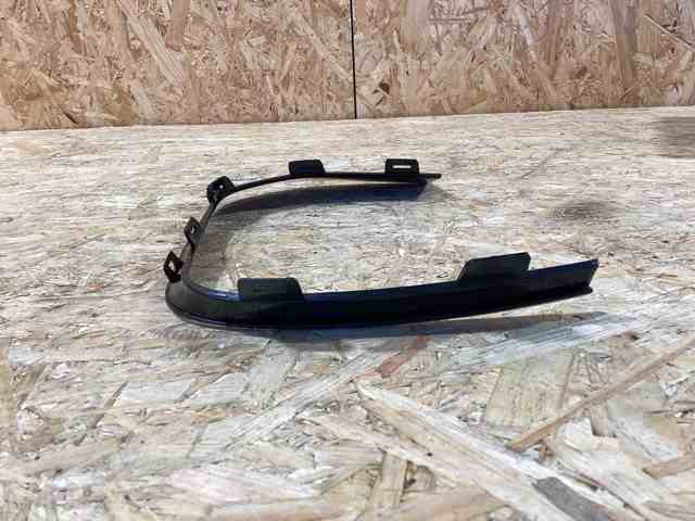 Молдинг решетки бампера переднего правый Land Rover LR079389