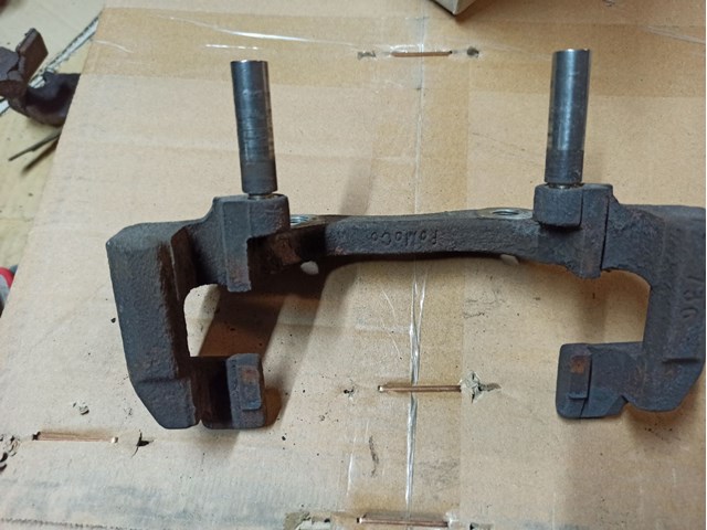 BP4K33281B Mazda Скоба суппорта переднего