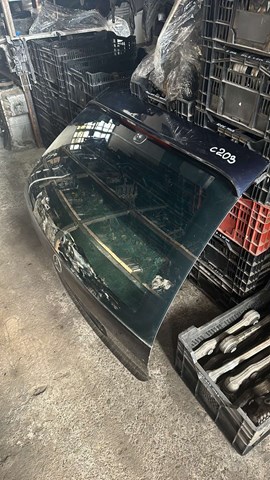 Стекло крышки багажника на Mercedes C (S203)
