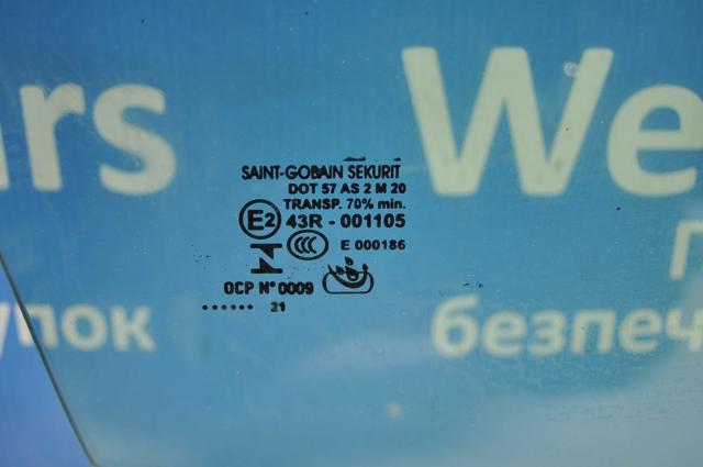 Стекло двери передней правой LR044525 Land Rover