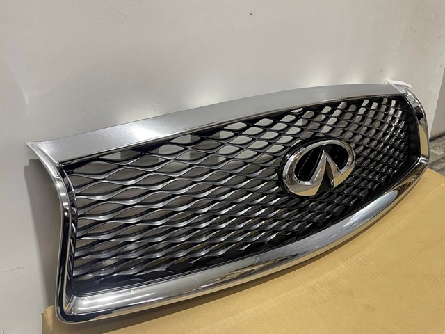 Решетка радиатора 623104HB0B Nissan/Infiniti