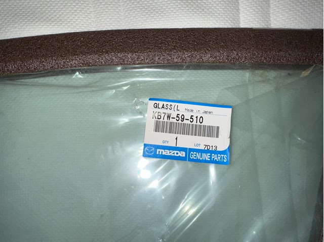 Стекло двери передней правой KB7W58510 Mazda