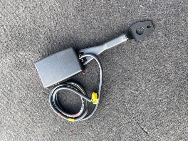 2038600169 MERCEDES Palanca del cinturón de seguridad delantero derecho original y equivalente
