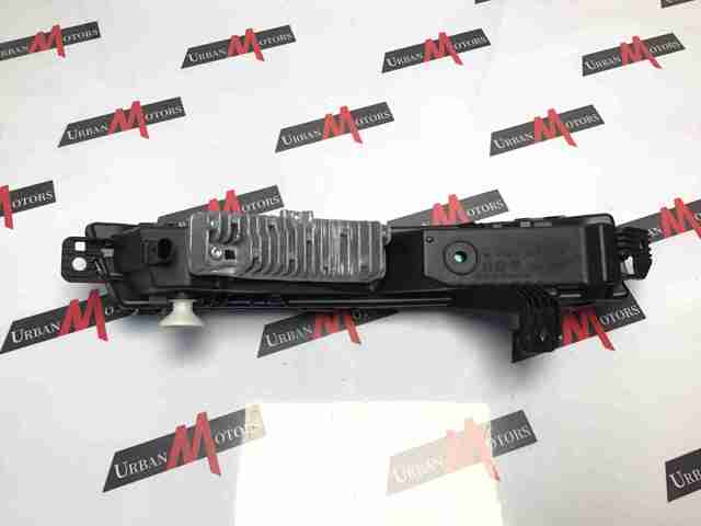 Правая противотуманная фара Land Rover LR111099