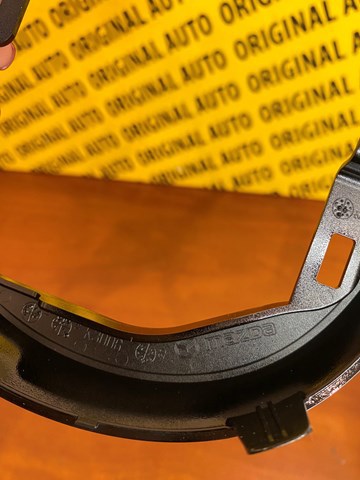 BCKB50721A Mazda Кронштейн эмблемы решетки радиатора