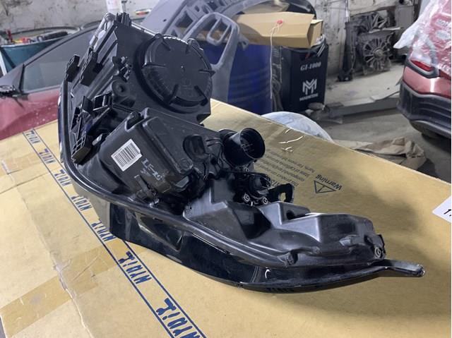 Правая фара GJ3213W029 Land Rover