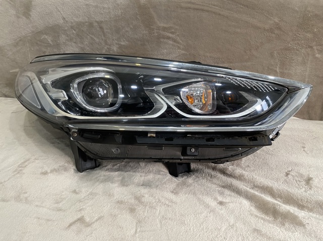 Правая фара 92102C2600 Hyundai/Kia