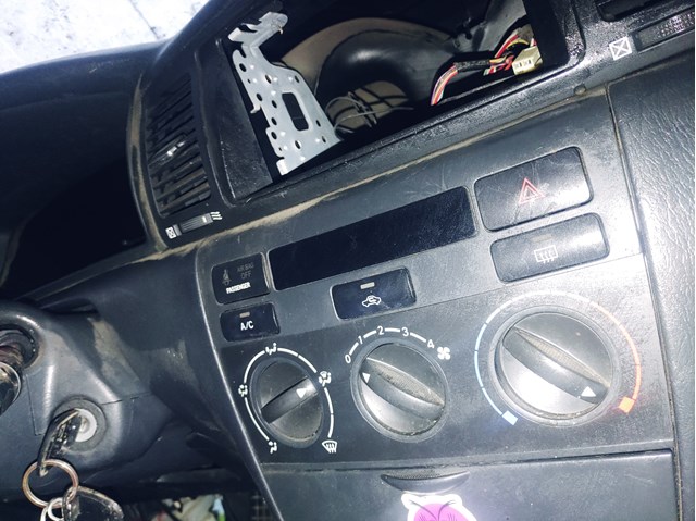 Накладка панели "торпедо" пассажирской подушки безопасности на Toyota Corolla E12