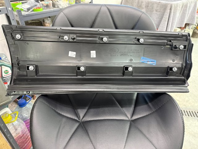 LR137421 Land Rover Молдинг двери задней левой нижний
