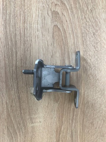 KB7W73210 Mazda Петля задней левой двери
